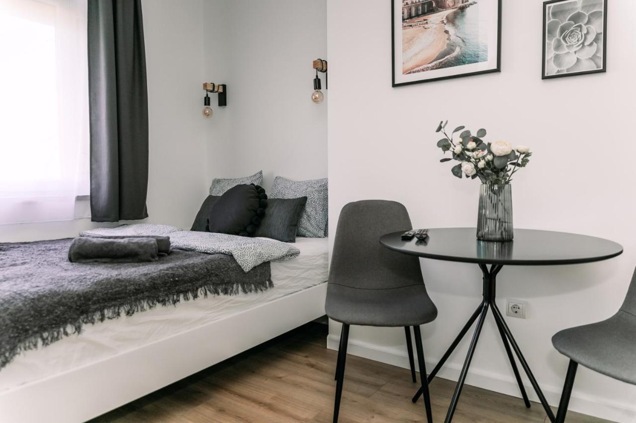 B15 - Wood&Black Apartman Γκιόρ Εξωτερικό φωτογραφία